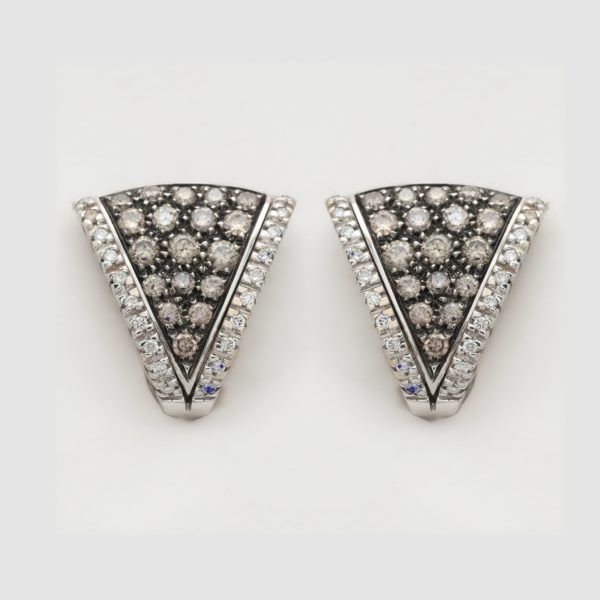 Pendientes diseño triangular en oro blanco y pavonado con diamantes talla brillante blancos y brown engastados en garras y grané.