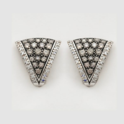 Pendientes dise&ntilde;o triangular en oro blanco y pavonado con diamantes talla brillante blancos y brown engastados en garras y gran&eacute;.