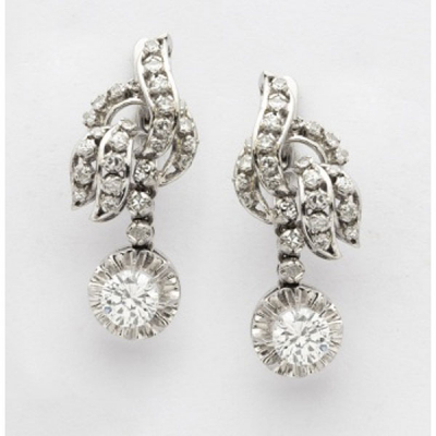 Pendientes largos en oro blanco con decoración vegetal con 2 diamantes talla brillante 