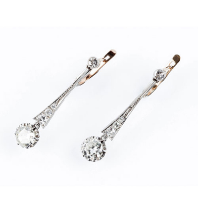 Bellos pendientes largos de época &#039;art decó&#039; en oro blanco, con  diamante, talla brillante antigua, de 0.50 ct