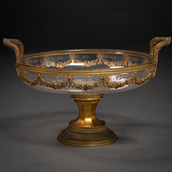 Centro de mesa franc&eacute;s estilo Lu&iacute;s XVI en cristal de Baccarat y aplicaciones en bronce dorado del siglo XIX.