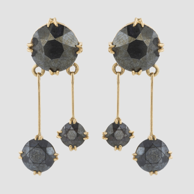 Pendientes en oro con hematites talla redonda de 9,5 &ndash; 6,5 y 5 mm. engastados en garras, c.1900.