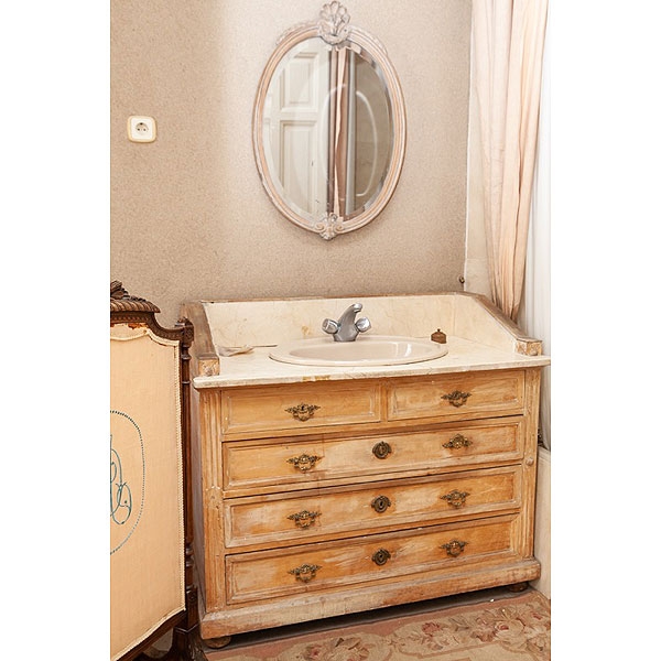 Cómoda francesa adaptada como lavabo
