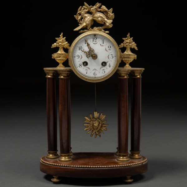 Reloj de sobremesa estilo Luís XVI en madera y bronce dorado. Siglo XIX