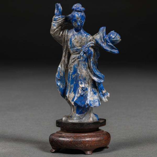 "Dama con flores" Figura china en piedra lapislázuli. Trabajo Chino, Siglo XX