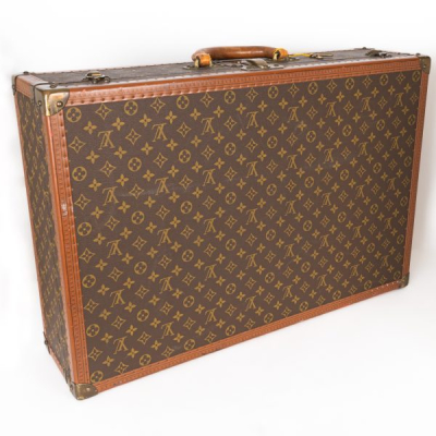 LOUIS VUITTON. Ba&uacute;l de viaje modelo &laquo;Cotteville 70&raquo; en lona marr&oacute;n Monogram 