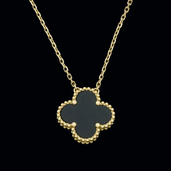 Colgante de oro amarillo de 18 K. marca VAN CLEEF & ARPELS, en forma de flor con placa de onix.