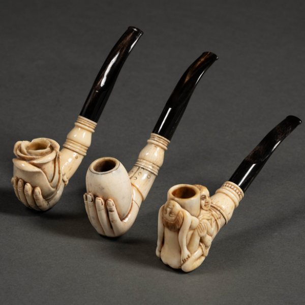 Conjunto de tres pipas en forma de hueso tallado del siglo XIX-XX.