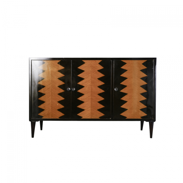 Aparador estilo Mid Century en madera chapada con decoración geométrica.  
