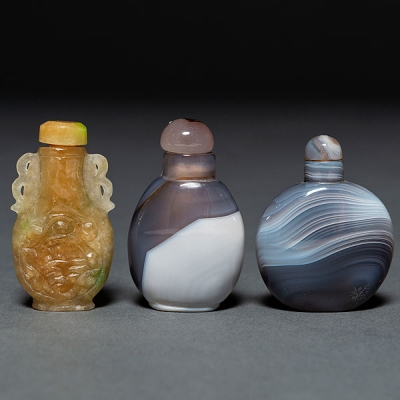 Conjunto de tres tabaqueras chinas realizadas en piedra de ágata