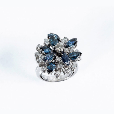 Gran sortija vintage en s&oacute;lida montura de oro blanco 18 K, con diamantes y zafiros 