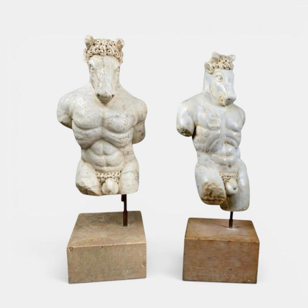 Pareja de Minotauros. Escuela Italiana Barroca. Siglo XVII. M&aacute;rmol beige y gris tallado