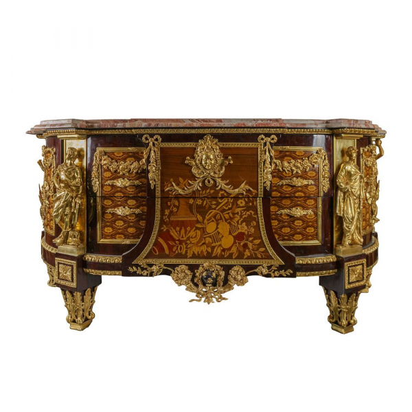 Espectacular cómoda inspirada en Jean-Henri Riesener. Escuela Francesa, Siglo XX.   Madera con marquetería, bronce dorado y mármol.
