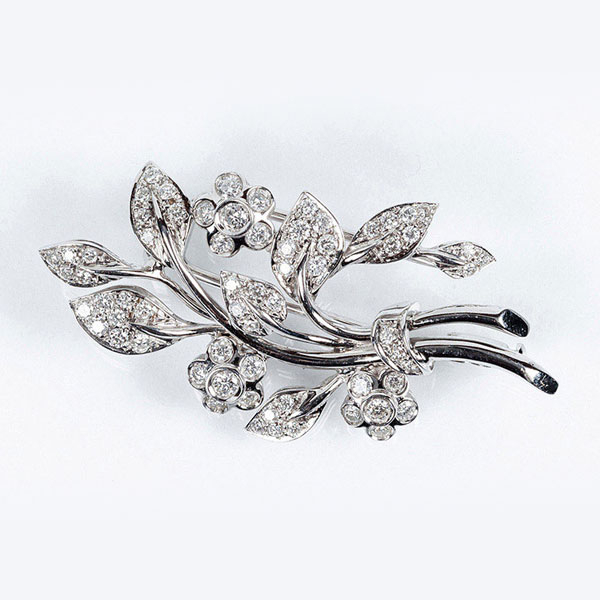 Broche-alfiler en sólida montura de oro blanco 18 K, con motivo de ramo de flores y blancos diamantes talla brillante