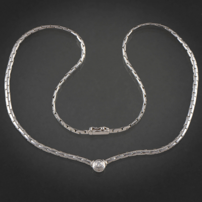 Gargantilla en oro blanco de 18 kt con brillante de 0,20 qt en chat&oacute;n.