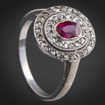 Sortija oro de perdiz en platino con rub&iacute; central orlado de brillantes talla antigua.