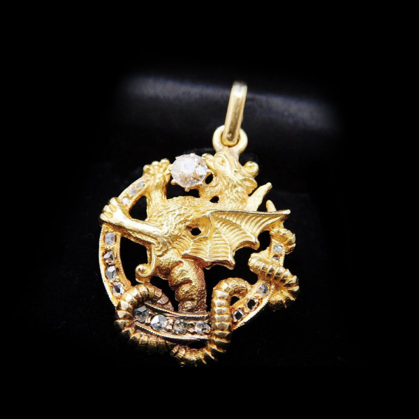 Importante colgante Art Nouveau en oro 18K y diamantes. Peso 9.5 gramos. 