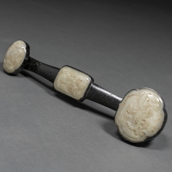 Ruyi realizado en jade verde y placas de jade blanco dinastía Qing(1644-1912)