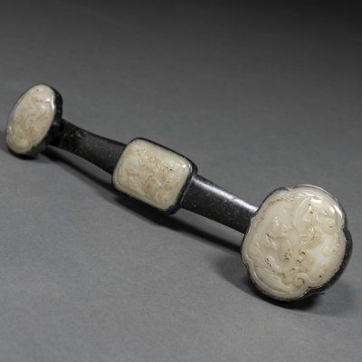Ruyi realizado en jade verde y placas de jade blanco dinastía Qing(1644-1912)