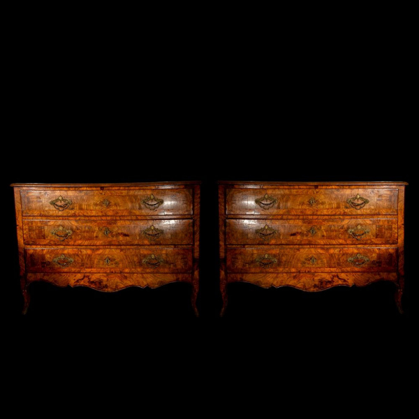 Pareja de cómodas italianas en madera de nogal y bronce, siglo XVIII. 