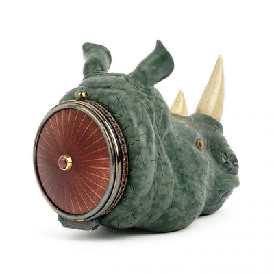 Caja con forma de cabeza de rinoceronte realizada en fonolita, jaspe y ágata cornalina 