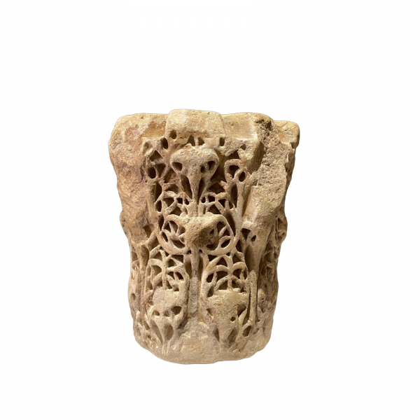 R&eacute;plica realizada a mano en piedra caliza de capitel de tipo &laquo;avispero&raquo; del s.X del Sal&oacute;n Rico de la ciudad de Medina Azahara (C&oacute;rdoba).