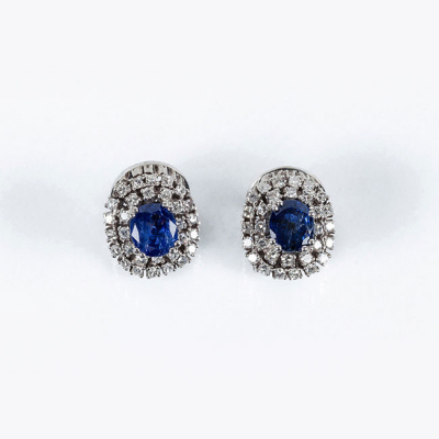 Pendientes vintage en oro blanco 18 K, con zafiro fino azul, talla oval y doble orla escalonada de limpios y blancos diamantes 