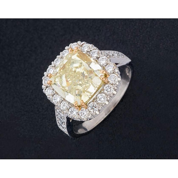 Importante anillo de oro blanco de 18 K. y platino con diamante fancy intense yellow de 5 ct. aprox.