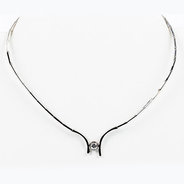 Elegante collar-gargantilla en s&oacute;lida montura de oro blanco 18 K, articulada, con un limpio y blanco diamante natural 