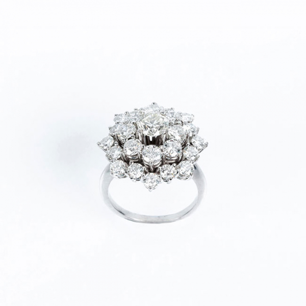 Espléndida sortija vintage en sólida montura de platino, con motivo rosetón de limpios y blancos diamante 