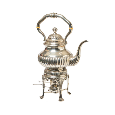 Samovar en plata española punzonada con decoración gallonada, de roleos y acantos, s.XX.