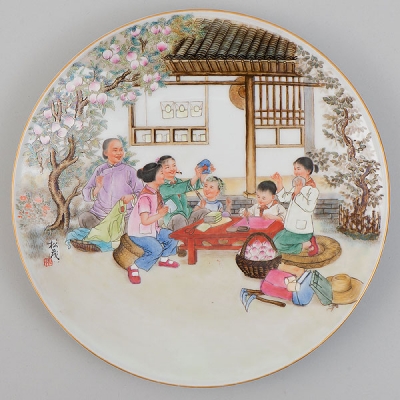 &quot;Niños dibujando en el jardín&quot; Plato en porcelana china. Trabajo Chino, Siglo XX