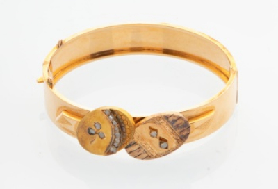 Pulsera antigua isabelina en oro amarillo y diamantes con decoración geométrica y flor.