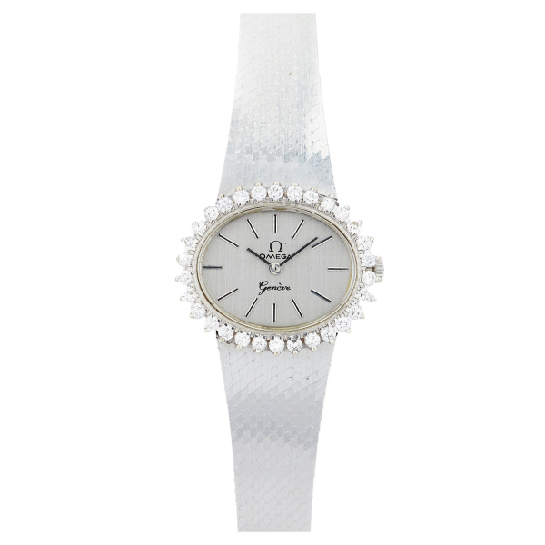 Reloj Omega de pulsera para señora. En oro blanco y bisel con diamantes talla brillante engastados en garras.