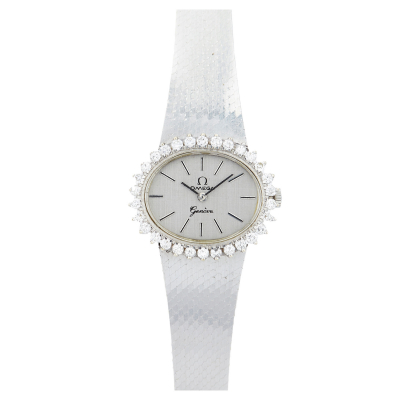 Reloj Omega de pulsera para señora. En oro blanco y bisel con diamantes talla brillante engastados en garras.