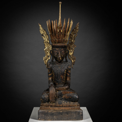 &quot;Buda sentado&quot; Escultura de bulto redondo en madera tallada con restos de policromía de los estados Shan , Birmania, del siglo XIX-XX.