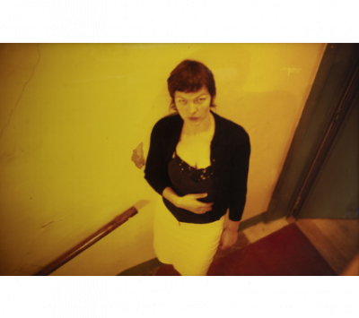 NAN GOLDIN (Washington, D.C., Estados Unidos, 1953)  Val&eacute;rie in yellow light, Paris, 2001   Cibachrome maroufl&eacute; sobre aluminio. 