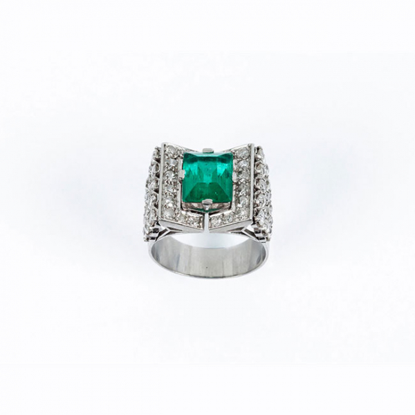 Sortija antigua en platino, estilo 'art-decó' con una piedra verde central y limpios y blancos diamantes 