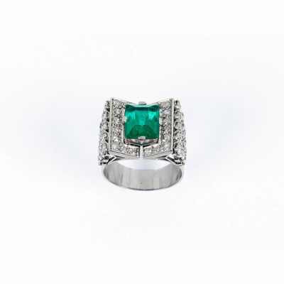 Sortija antigua en platino, estilo &#039;art-decó&#039; con una piedra verde central y limpios y blancos diamantes 
