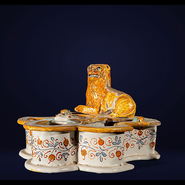 Tintero en cerámica vidriada del siglo XVI, Italia.