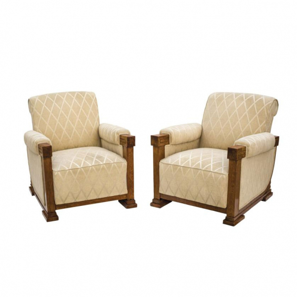 Pareja de butacas Art Decó c. 1930.   En madera tallada y torneada. Tapicería de retícula romboidal en tono champán. Circa 1930.