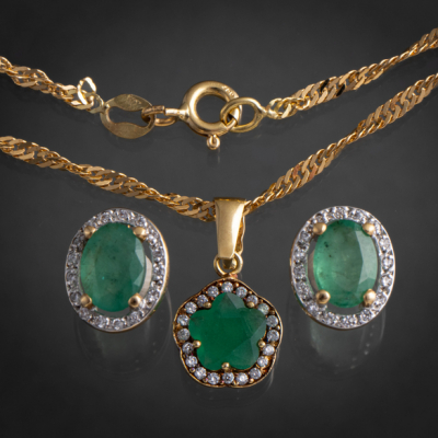 Gargantilla y pareja de pendientes en oro amarillo de 18kt con esmeralda