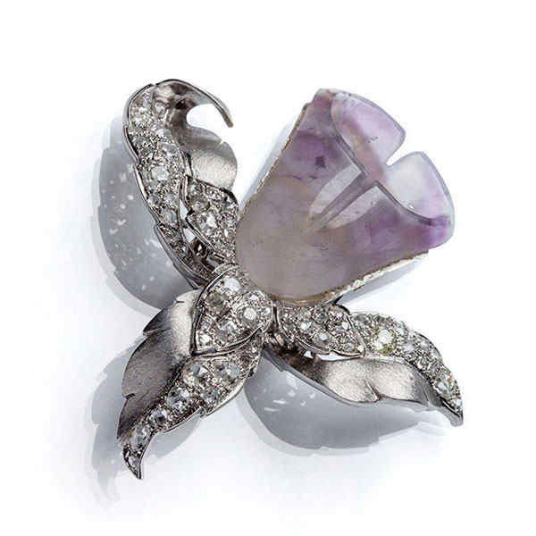 Delicado broche-clip vintage, estilo art-nouveau, en forma de flor 'campanilla' tallada en amatista y hojas en oro