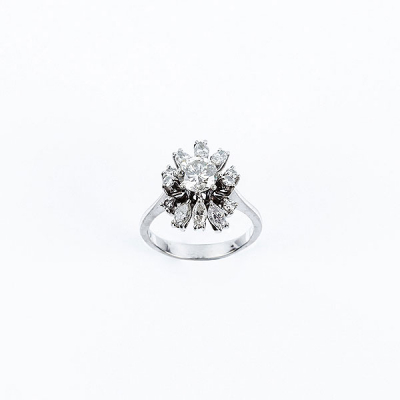 Sortija vintage en oro blanco con un limpio y blanco diamante central talla brillante moderna de 0.90 ct