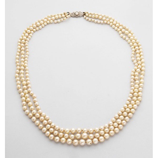 Collar de 3 vueltas de perlas cultivadas con cierre de oro amarillo y oro blanco con diamantes rosas y perla central