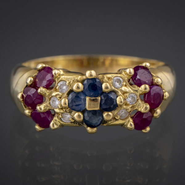 Anillo en oro amarillo de 18kt con rubíes y zafiros con circonitas.