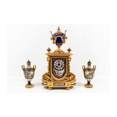 Philippe H. Mourey (París, 1840-1910).  Reloj de sobremesa en bronce dorado con placas esmaltadas y doradas con guarnición francesa 