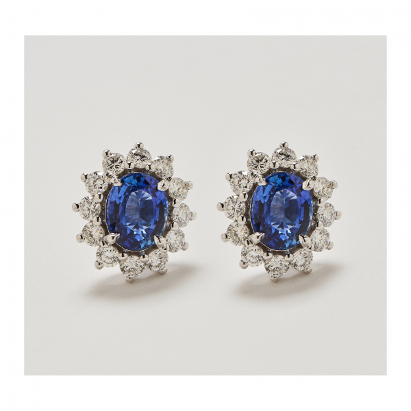 Pendientes roset&oacute;n en oro blanco con zafiro azul &laquo;Royal Blue&raquo; talla oval orlado por diamantes talla brillante 