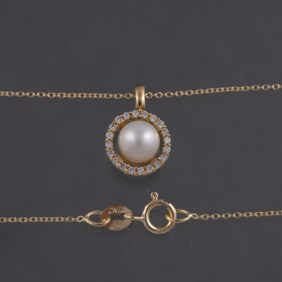 Colgante con perla cultivada y orla de brillantes con cadena en oro amarillo de 18 kt.