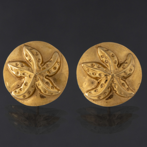 Pareja de pendientes en oro amarillo de 18 kt con decoración de estrella de mar.